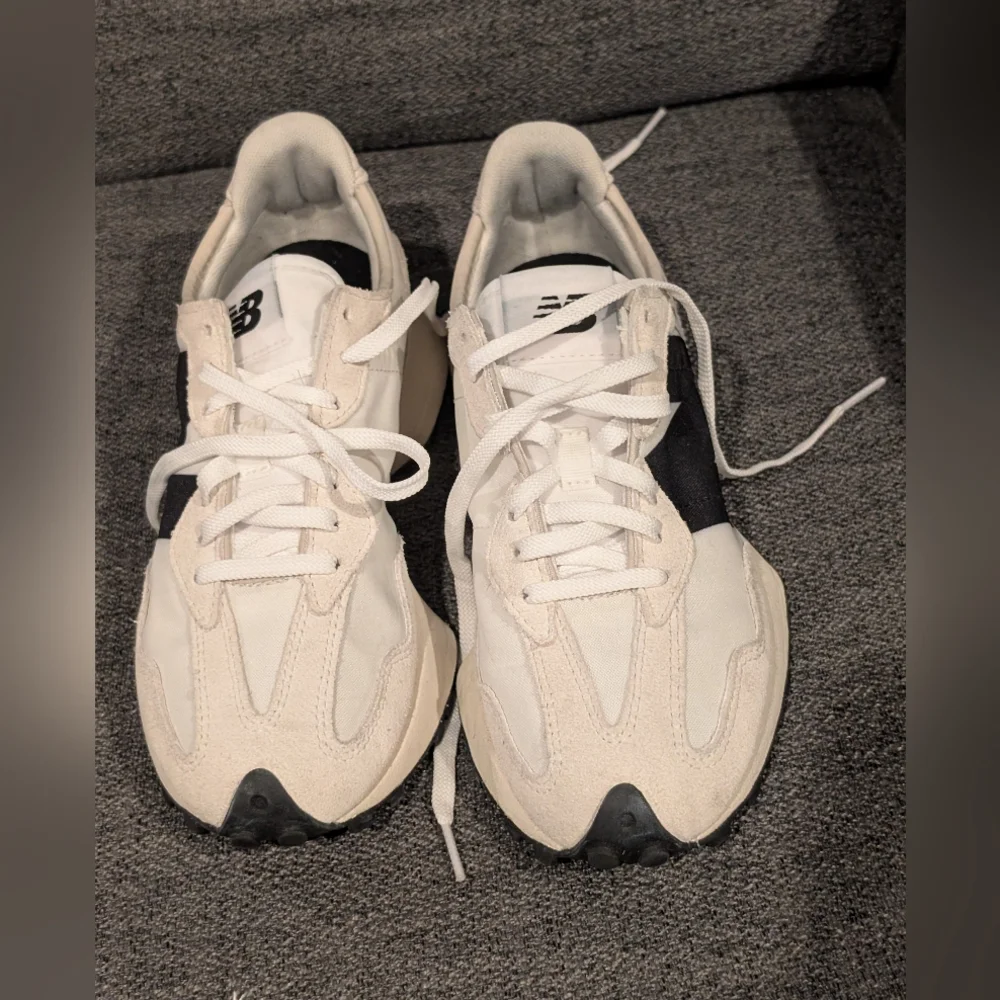 New Balance Women's 327 Sneaker